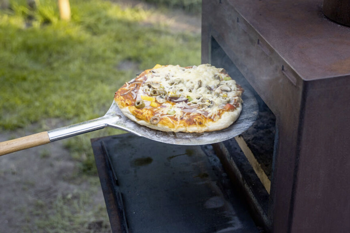 Houtkachel met pizzaoven voor buiten: warmte én smaak in je tuin